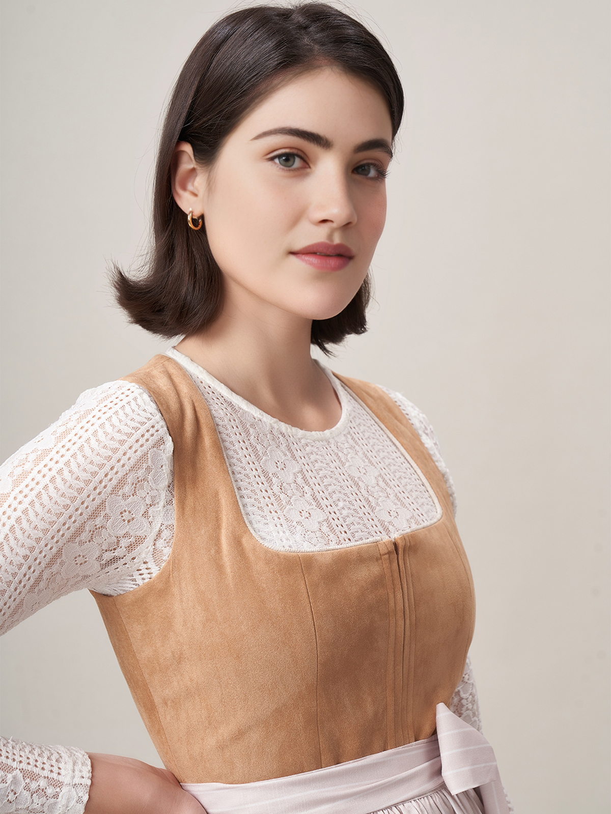 Dirndl Geün in Braun mit floralen Details