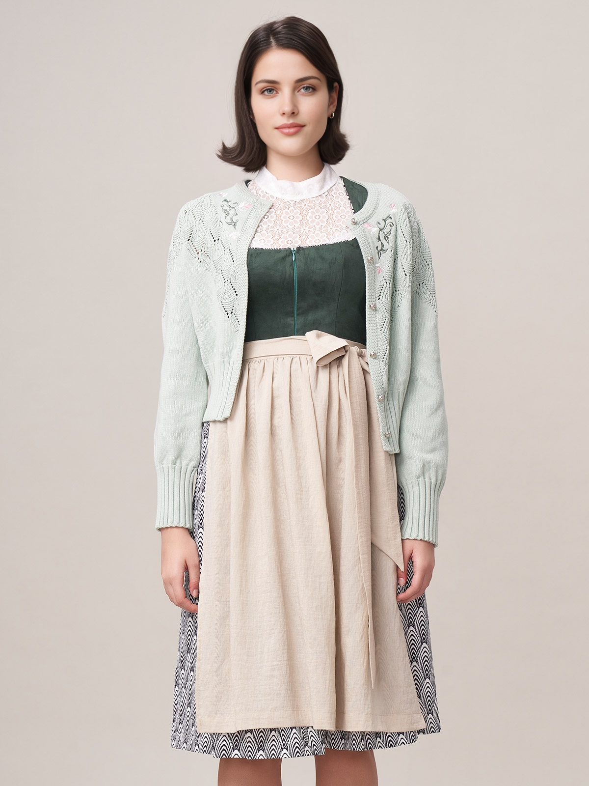 Modernes Dirndl in Grün mit floralen Akzenten
