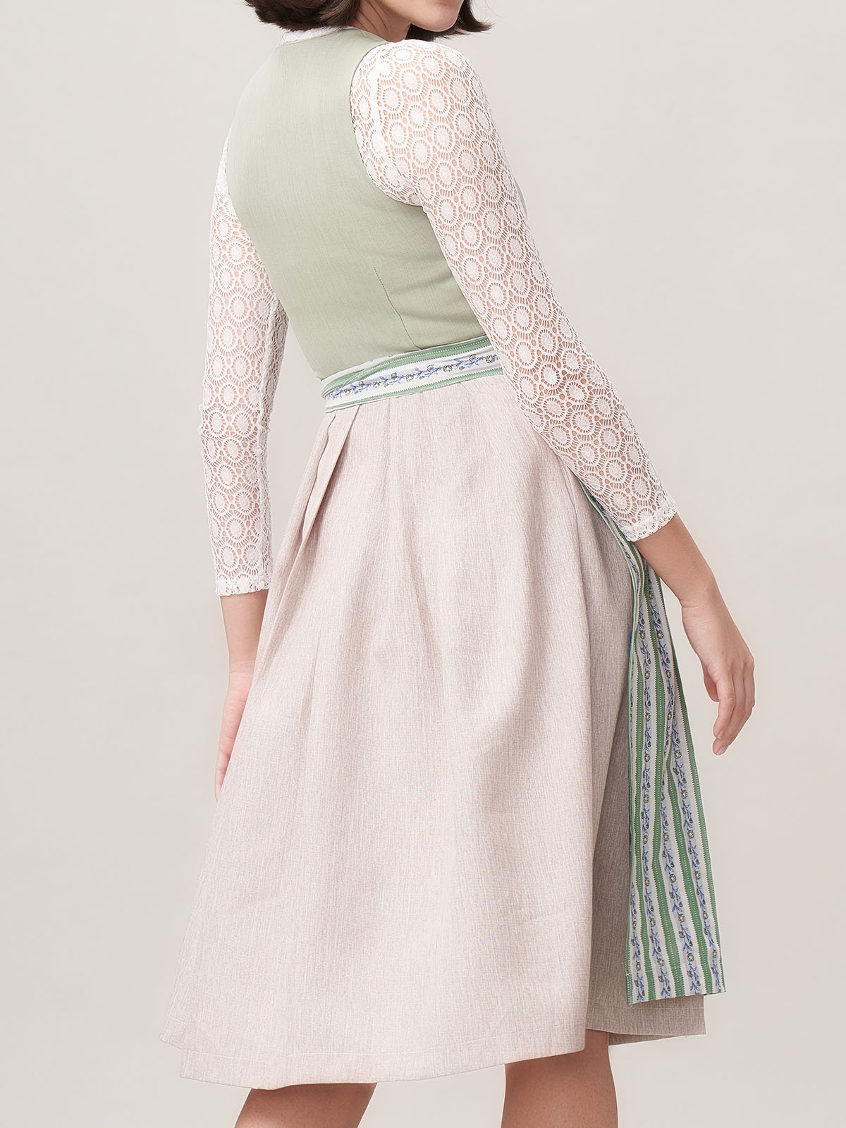 Elegantes graues Dirndl mit floralen Details