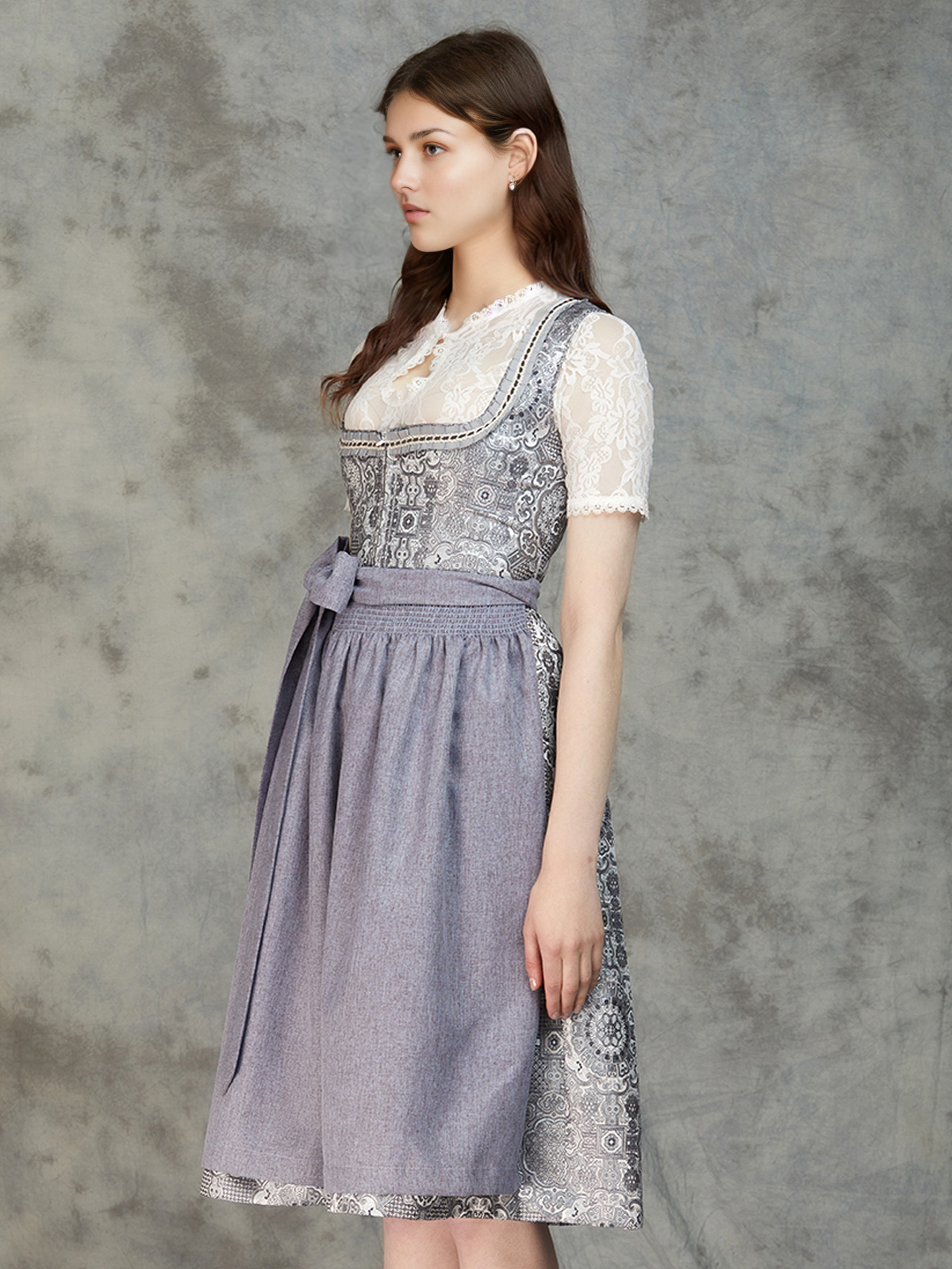 Hellgrünes Dirndl mit eleganter Schürze