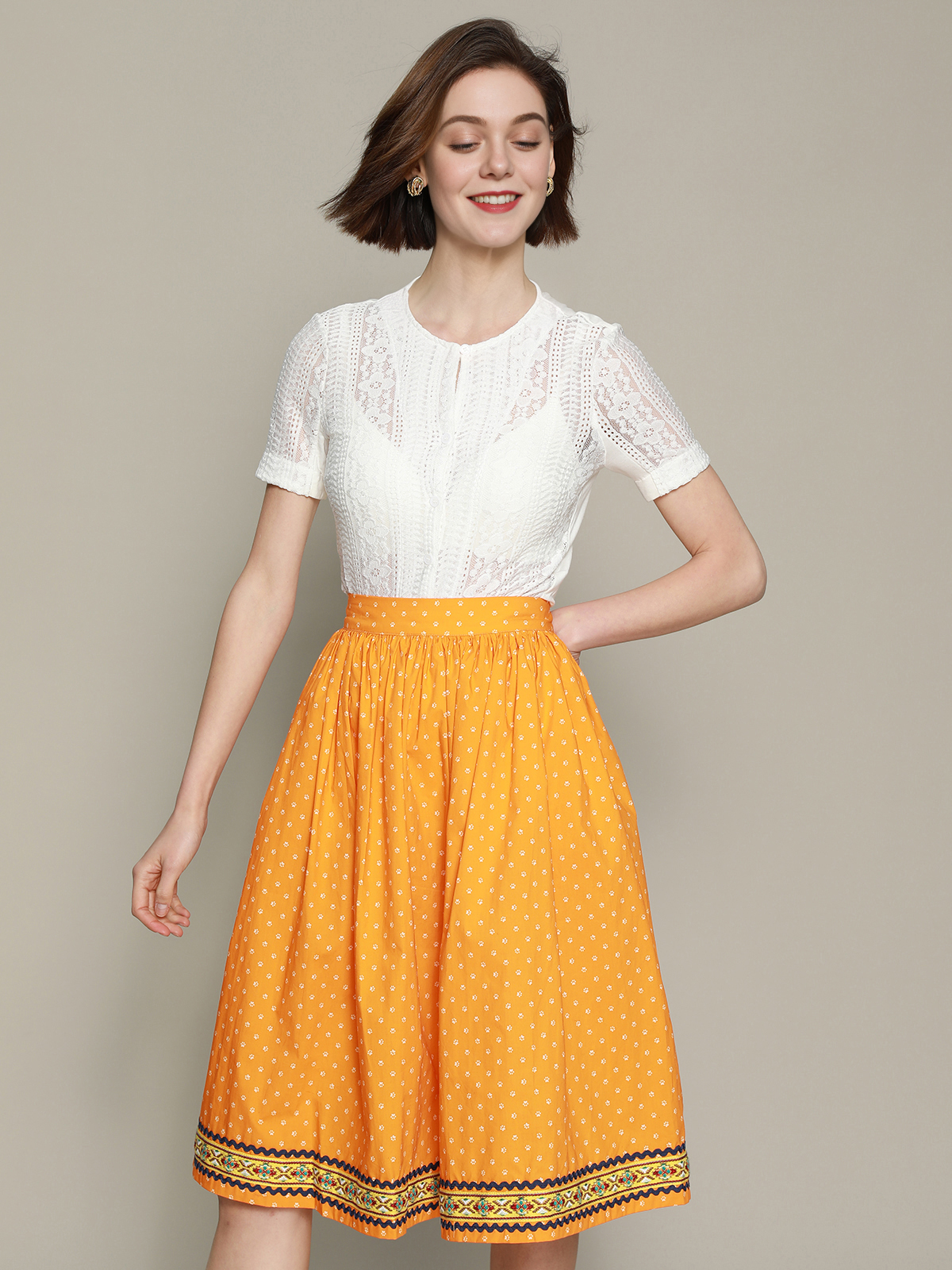 Modernes Dirndl in dunkelblauem Samt