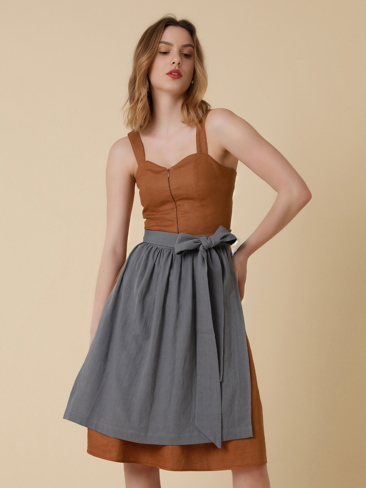 Rotes Dirndl mit modernem Schnitt