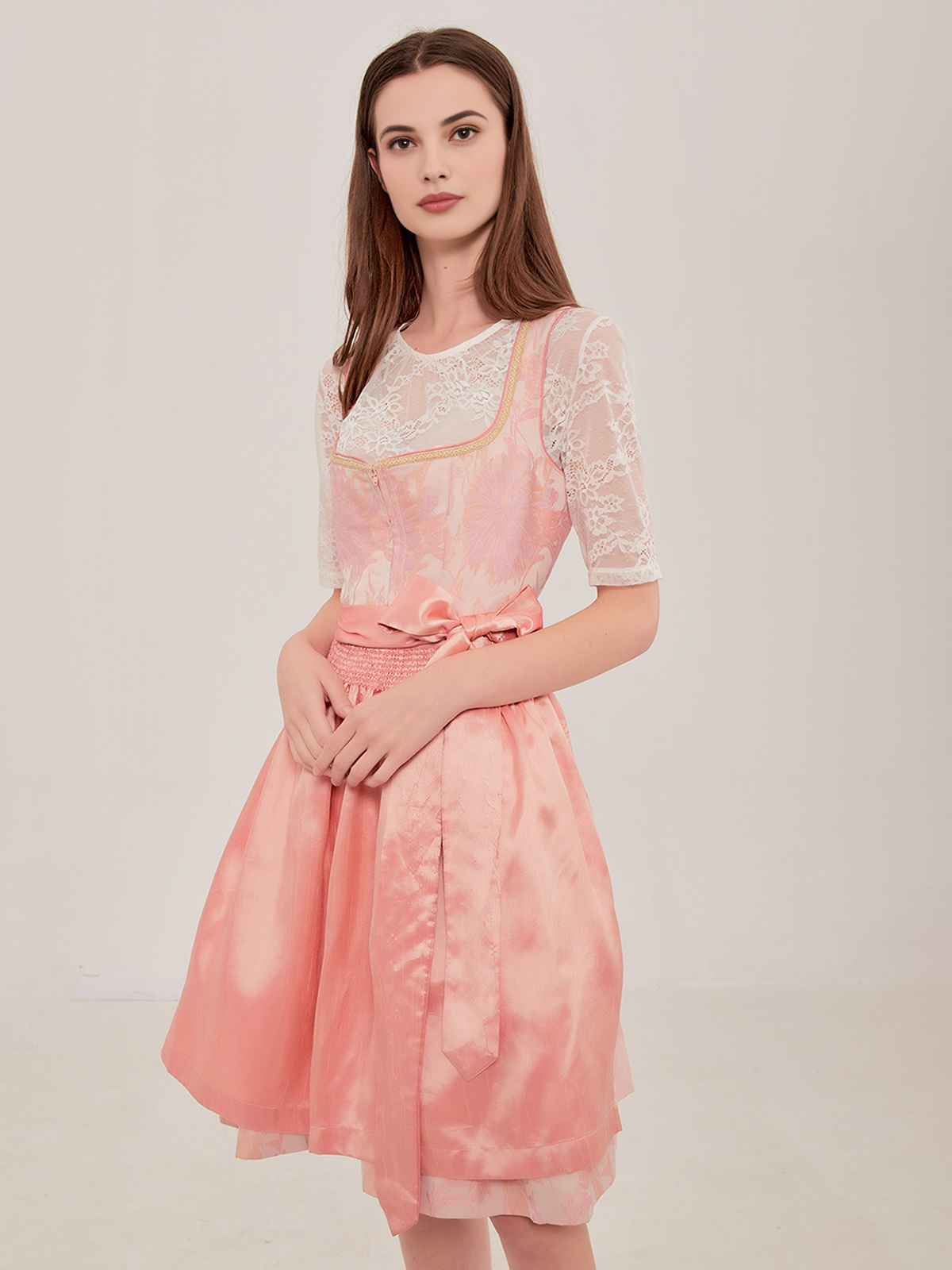 Ein elegantes blaues Dirndl mit floralen Details