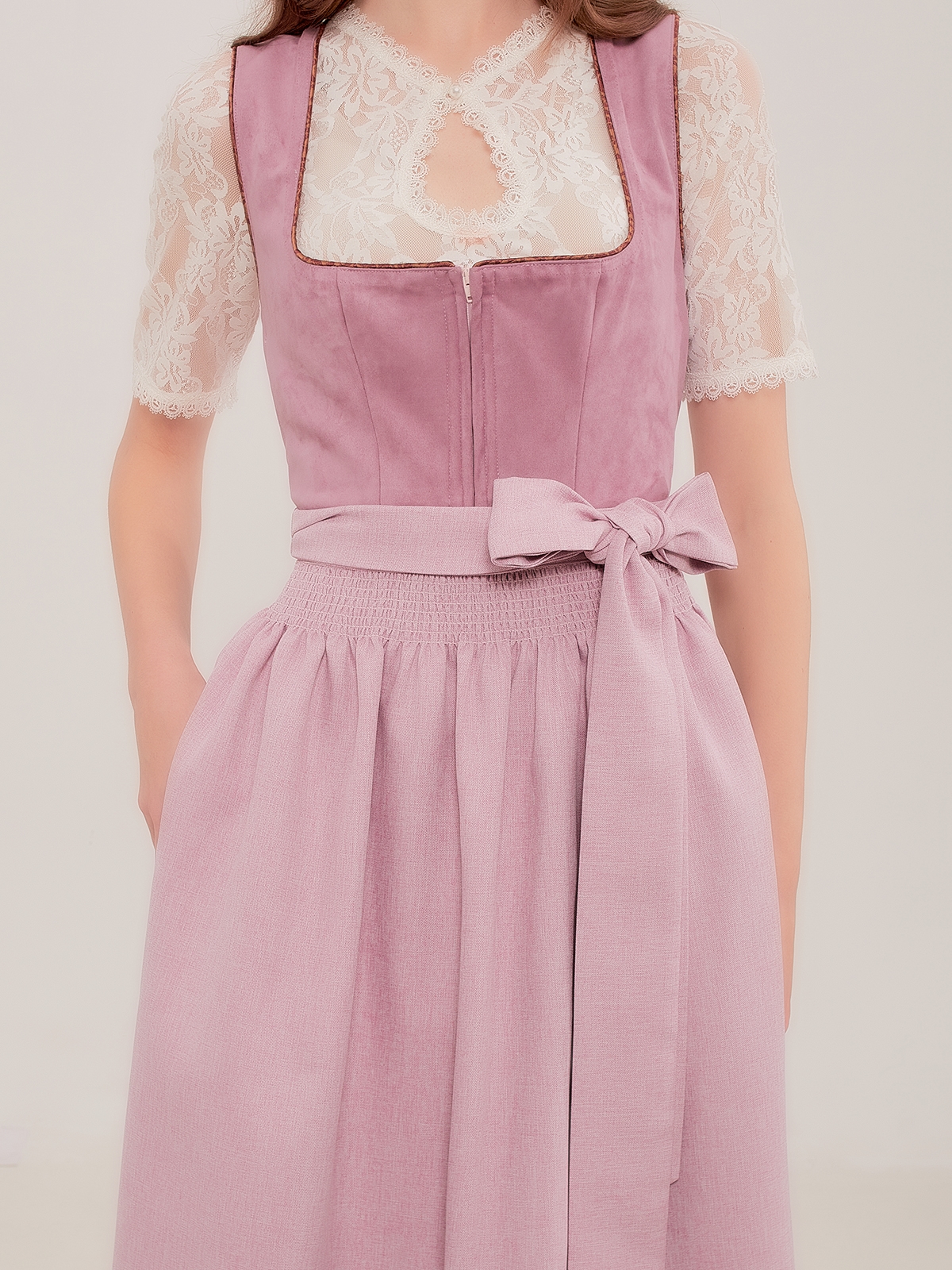 Dunkelblaues Dirndl mit raffinierten Details