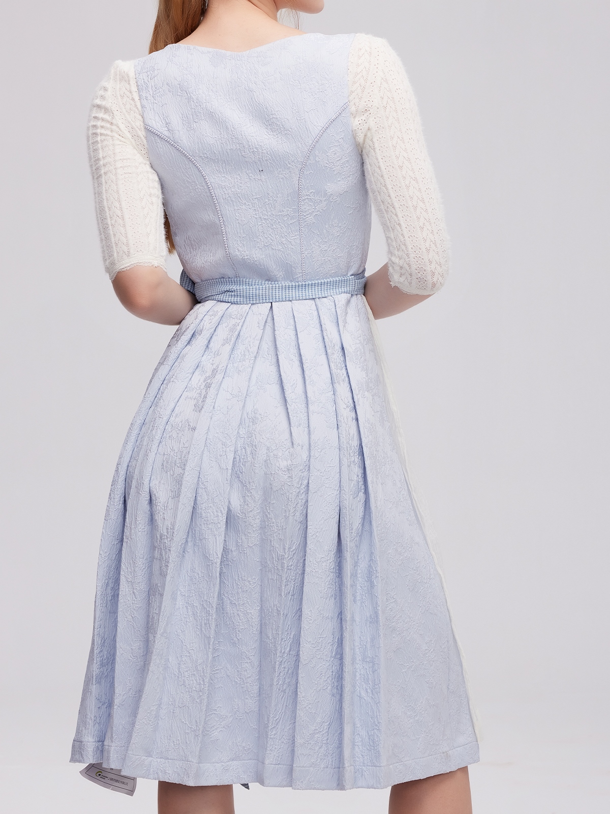 Dirndl in Blau mit eleganter Langarmbluse