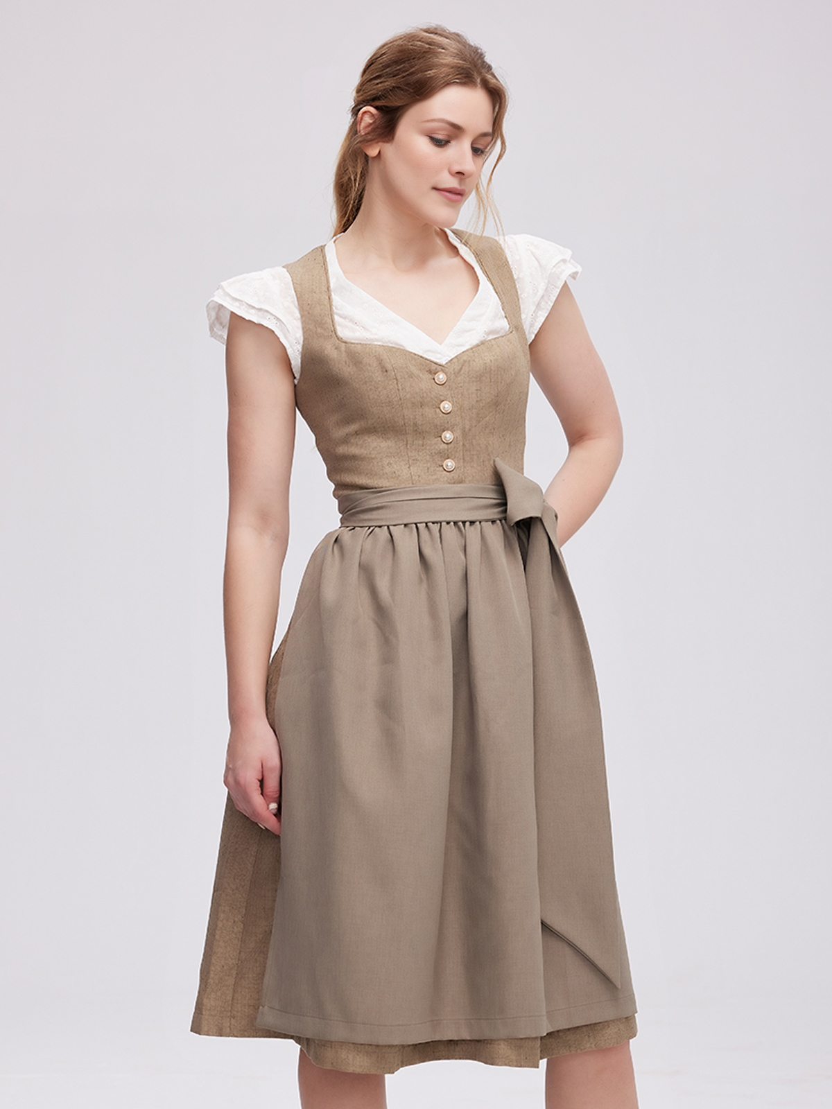 Hellblaues Dirndl in Grün- und Blautönen