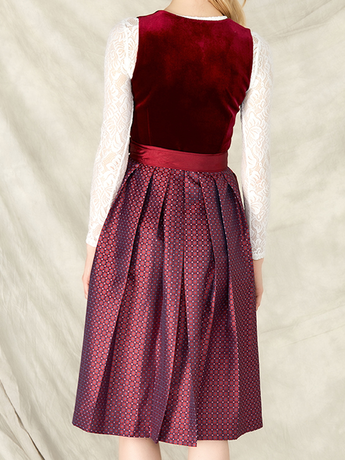 Dirndl mit Ausschnitt in Rot