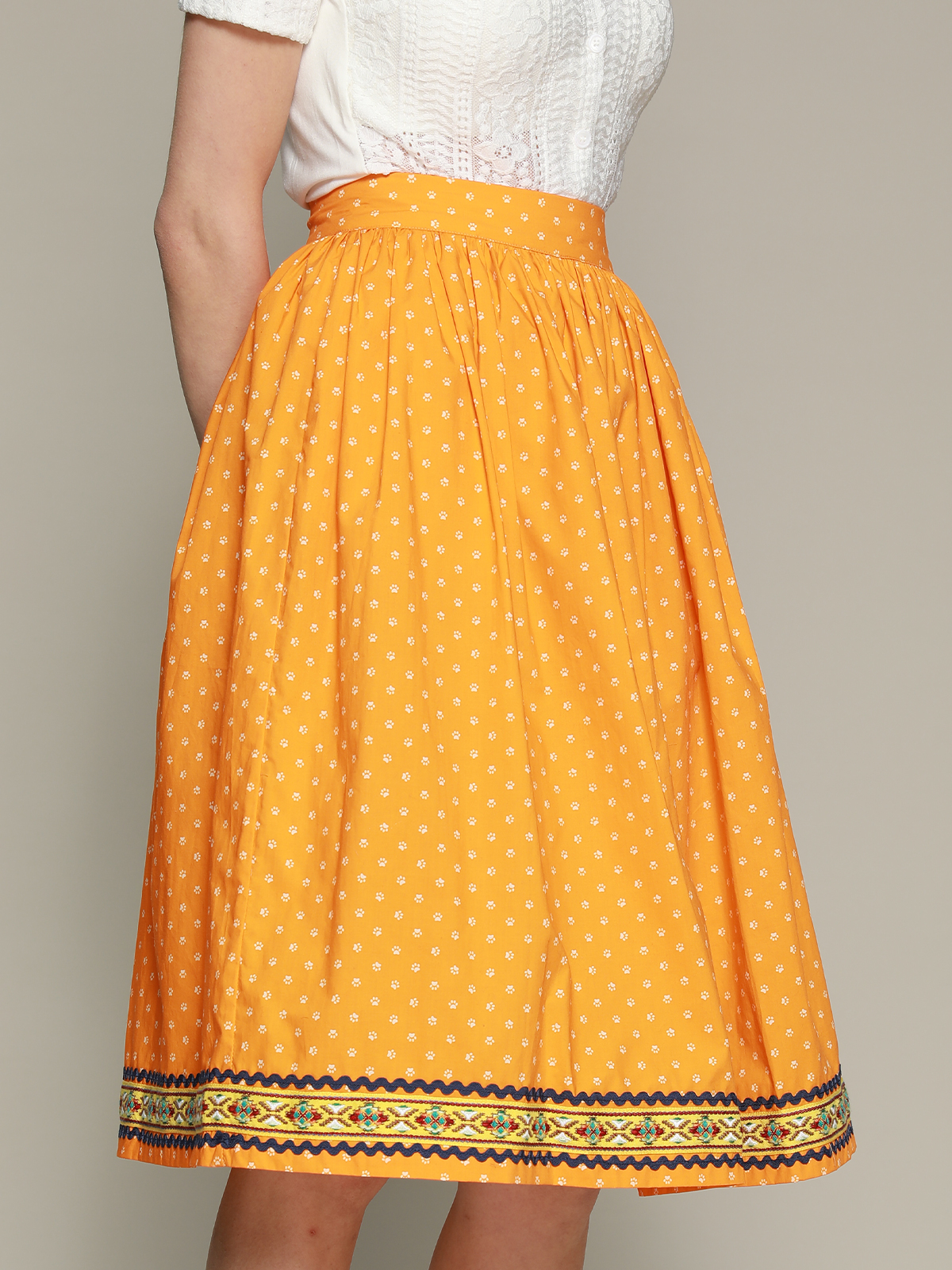 Dirndl in Gelb – feminin und strahlend