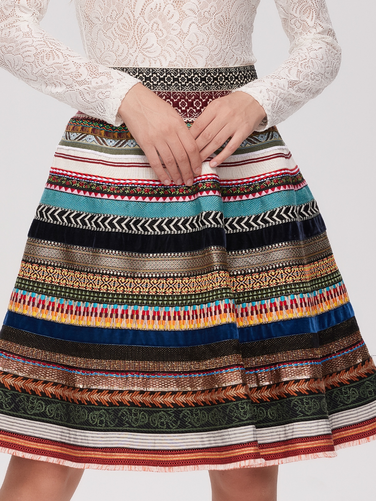 Blaues Samt-Dirndl mit traditioneller Stickerei